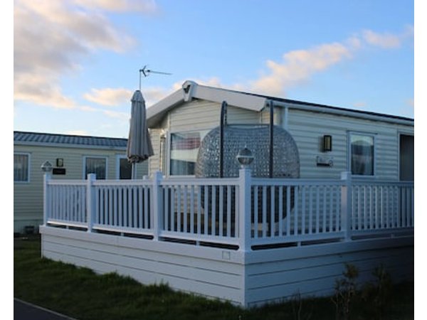 Cosy Beachfront Getaway In West Mersea- Fishing Golf & Swimming Pool Onsite