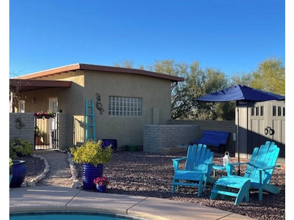 Cozy 1-bedroom bungalow in lovely Tucson.