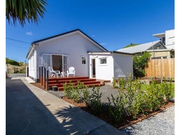 Wai Marino Cottage - Marine Parade sleeps 5