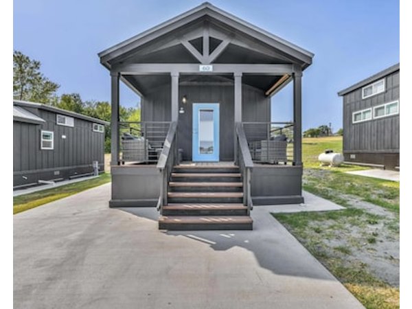 Cottage With Loft - Includes 3 Queen Beds (one In Master And 2 In Loft) A Fully Equipped Kitchen Dining Area Private Bath And Shower Tvs Wifi Al