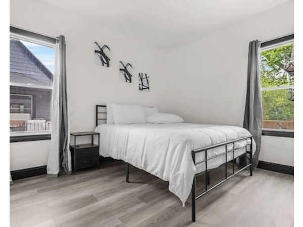 Modern 4BR Getaway Near Niagara Falls Park