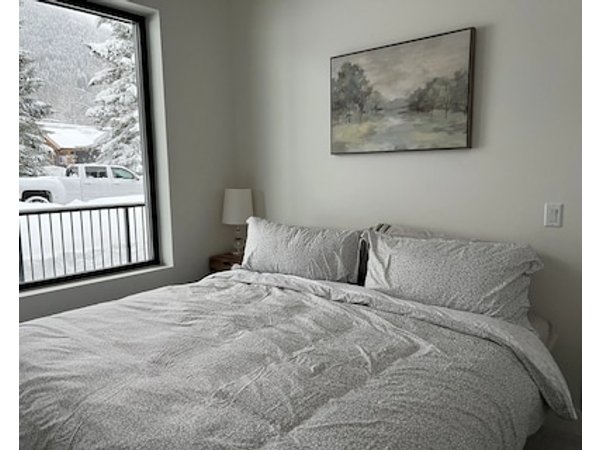 Cozy & Bright Mountain Getaway. Enjoy A Soak After A Hard Days Play!