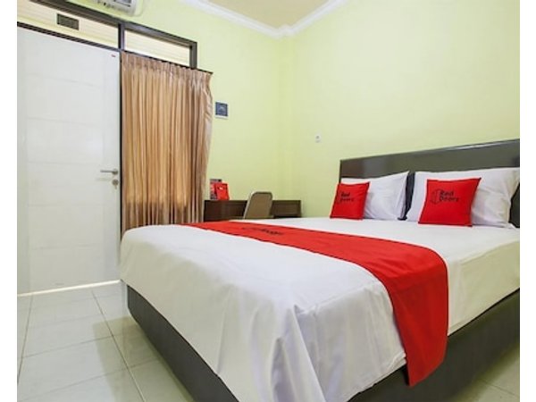 RedDoorz near Petra University 2