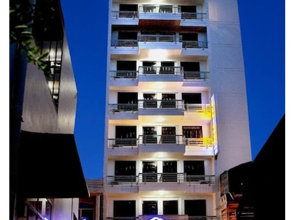Full House Hotel
