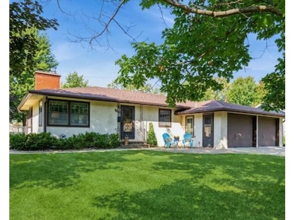 Spacious 5-bedroom house in pleasant Bloomington MN with AC