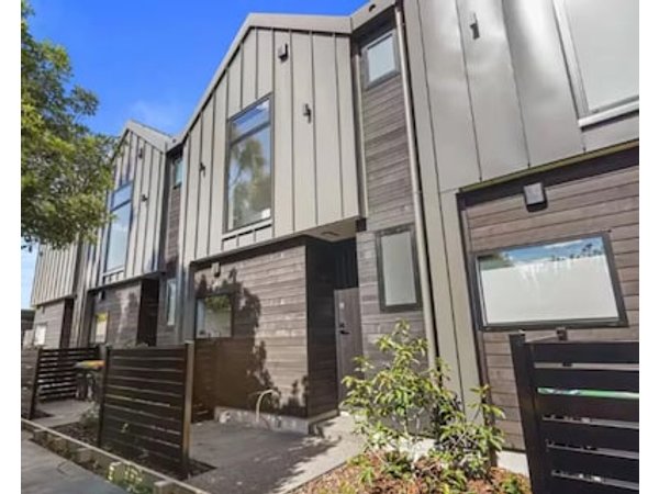 Sanctuary in St Albans: Chic 2-Bedroom Retreat