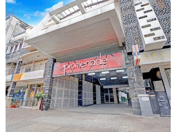 Dancenter Promenade Near Cihampelas Walk