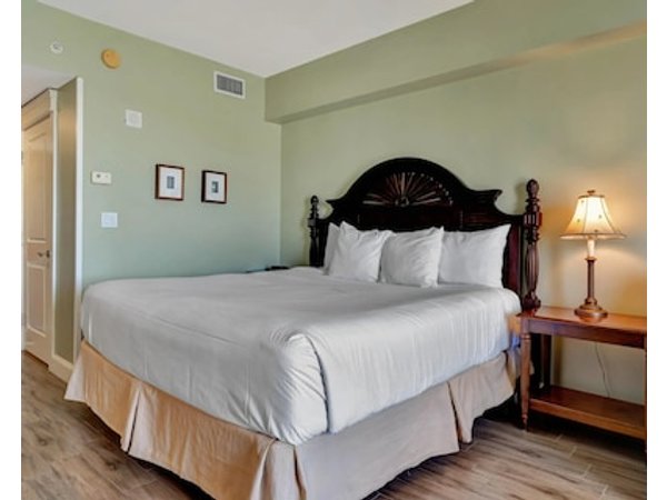 Bay-view Studio Haven: King Bed Sleeper Sofa Kitchenette & Pool Scenery - Sleeps 4 For A Relaxing Getaway!