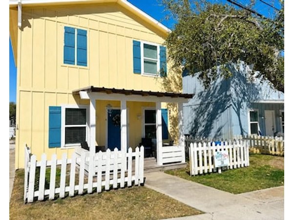 3 Bedroom 2 Bath Cottage - Pet Friendly - Community Pool