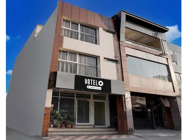 Super Hotel O by OYO Zirakpur City Court Complex Formerly The Platinum