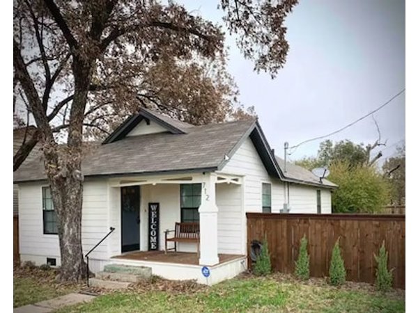 The Cute White Cottage-4 Blocks To Magnolia And Close To Baylor!