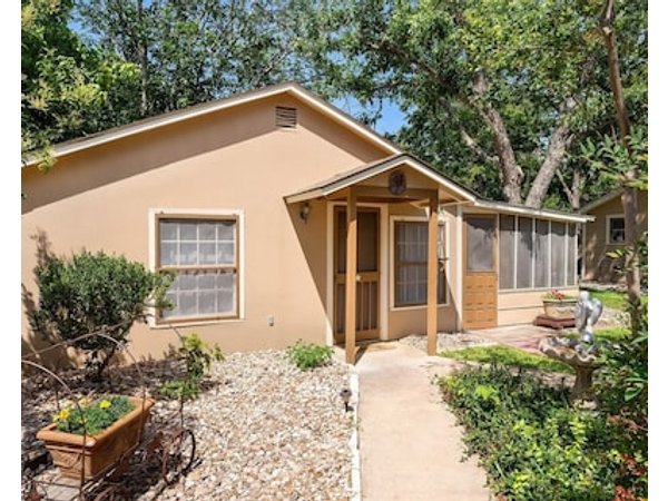 2 Wee Cottages Bed And Breakfast