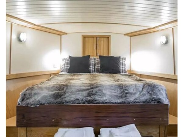 Delightful Houseboat In The City