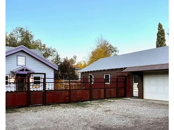 Unique Downtown Cottage - Modern & Peaceful