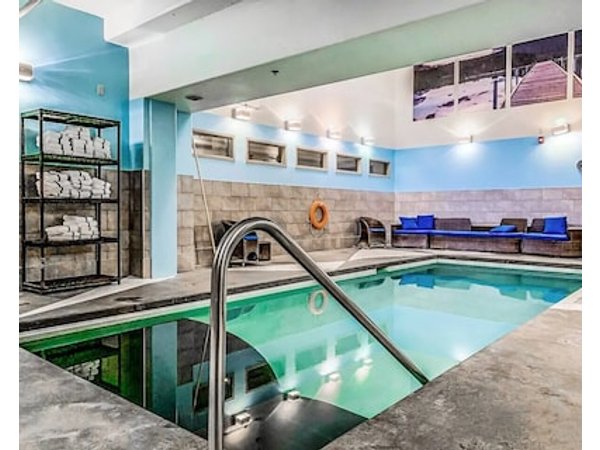 Spacious 3BR Mountain Getaway | Gym Pool Hot Tub