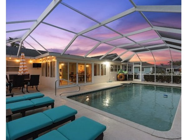 Tropical Getaway: Pool Putting Green Near Beaches