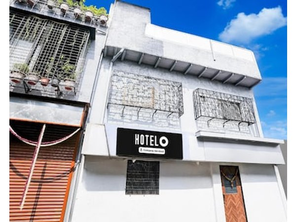 Hotel O Khar East Near Railway Station