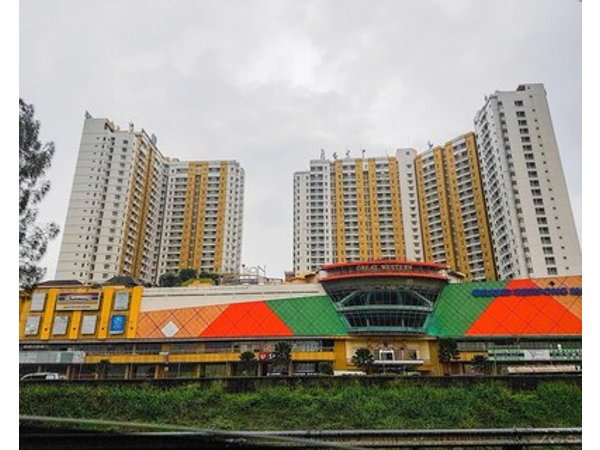 Modern Look And Homey 2br At Great Western Resort Apartment