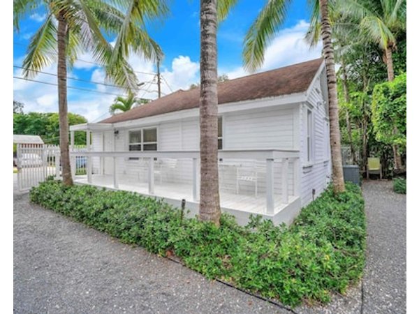 Grove Bay Bungalow - 2/2 Gated Cottage-Walk to Bay