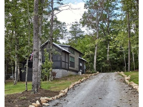 Cozy Cabin Getaway with Lake Views and Grilling Area in Tennessee