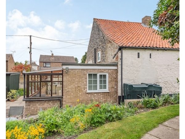 Violet Cottage Family Friendly With A Garden In Feltwell Ref 12708