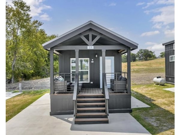 Cottage With Bunk Beds - Includes 1 Queen Bed 2 Bunk Beds And 2 Twin Beds . A Fully Equipped Kitchen Dining Area Private Bath And Shower Tvs Wifi