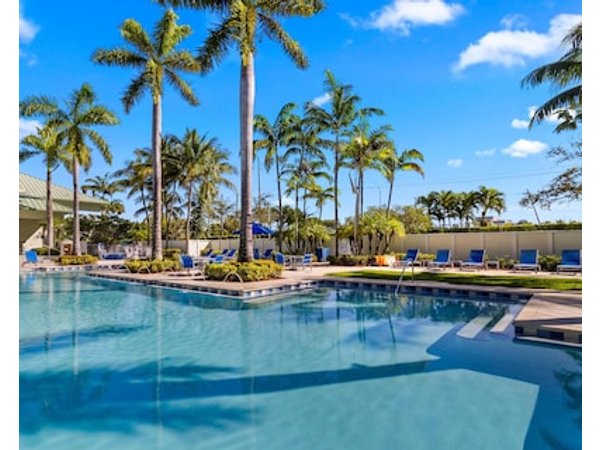 King Bed Studio Getaway-Pool Dining Parking Spa
