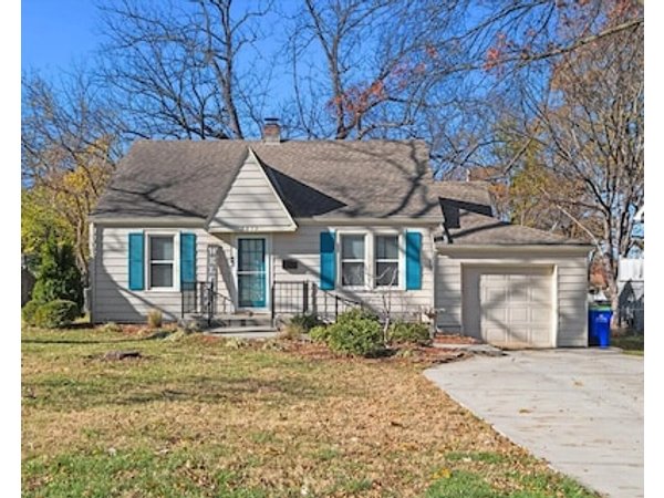 Charming Overland Park Getaway With Spacious Backyard