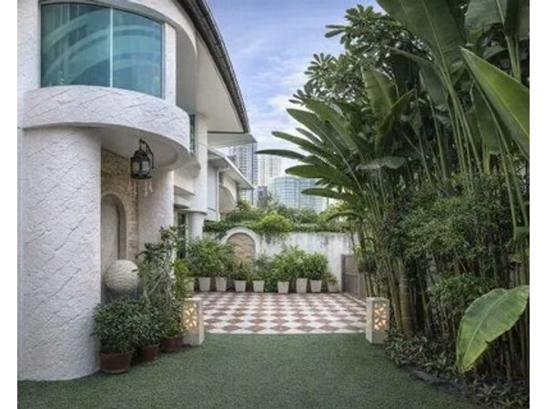 Private villa Central Bangkok Skytrain 3 Malls 5 Bedrooms Garden BBQ