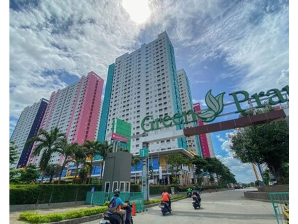 Warm And Well Designed Studio Room At Green Pramuka City Apartment