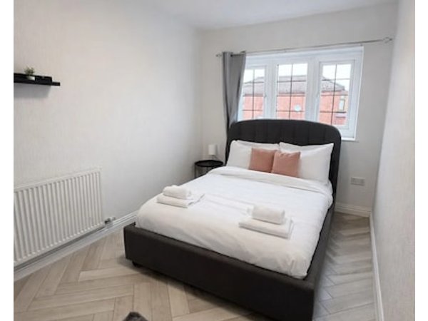 Ideal 2-Bed Apartment for Long Stays in Bury