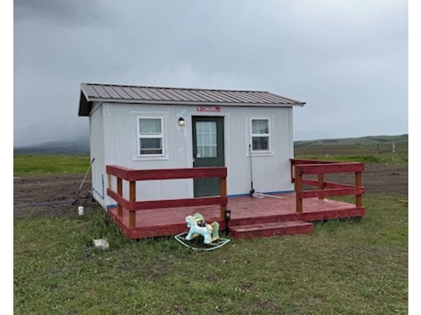 Charming 1-bedroom cottage in tranquil East Glacier Park with WiFi AC