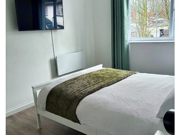 Stylish 2 Bedroom Apartment in Liverpool - Gateacre Village - Free Parking