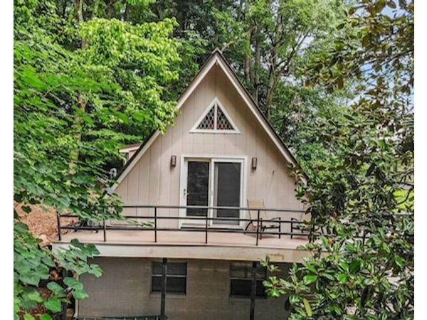 Sanctuary - A Cozy Cottage Getaway