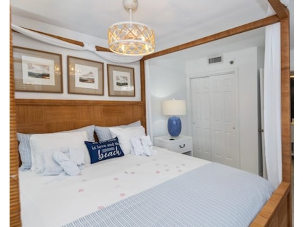 King Bed Oceanfront Great Couples Getaway 5 Star Accommodations