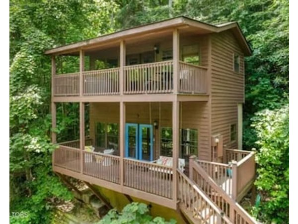 Cabin In The Sky Whimsical Romantic Getaway
