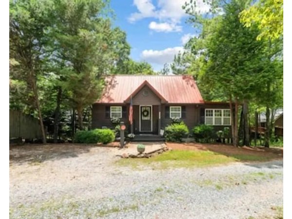 Charming 2-bedroom lake cottage with kayaks