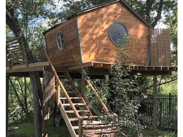 Gorgeous Tree House Rental with Lake Views for Glamping in Texas