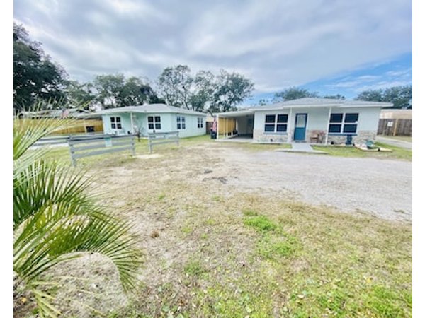 Seas The Day ~ Cozy Getaway In The Heart Of Town W/ A Privately Fenced Back Yard