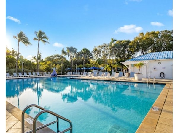 Friends' Getaway 1BR w/ Ocean View Pool & Beach