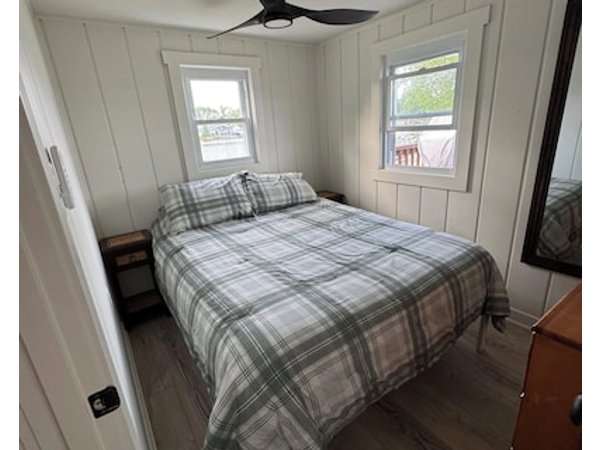 Lakefront 2 Bedroom Cottage Getaway On Chippewa Lake Michigan