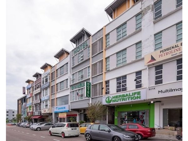 D'Pinetrees Hotel