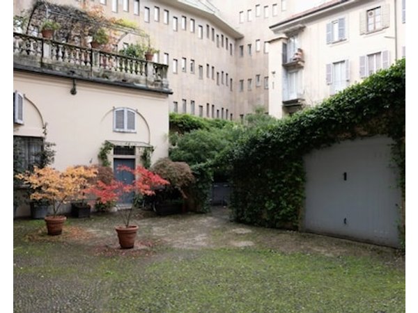 Stunning two-bedroom flat in the centre of Milan