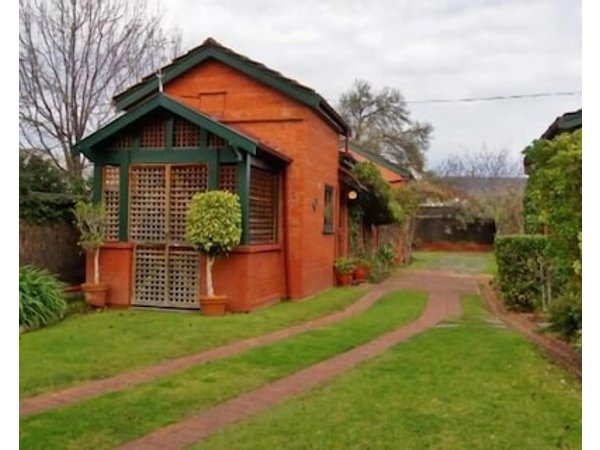 Paprika Spa Cottage in the gardens of Buxton Manor