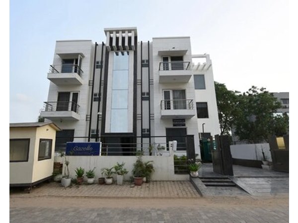Stay Breezy Serviced Apartment Medanta