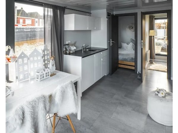 The Grey Pearl Houseboat