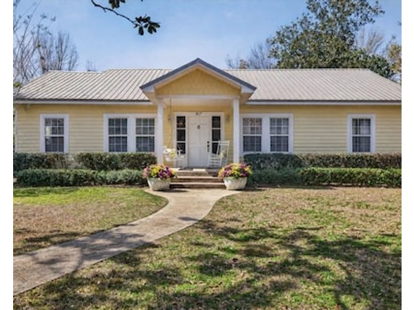 Authentic Ocean Springs Cottage Walk Downtown
