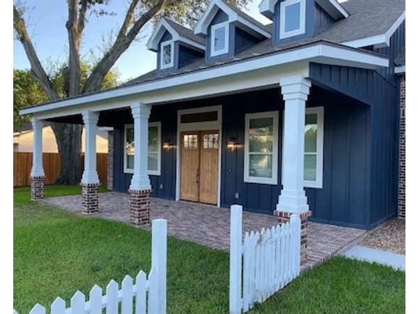 Downtown Tomball Cottage Sleeps 12