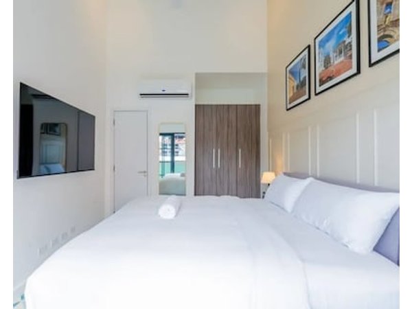 w* | Strategic 1BR in Santa Ana