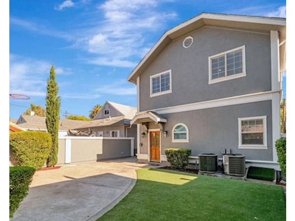 Large 6 Bedroom DT SJ Getaway with Huge Backyard and 2 car garage. Fast Wifi